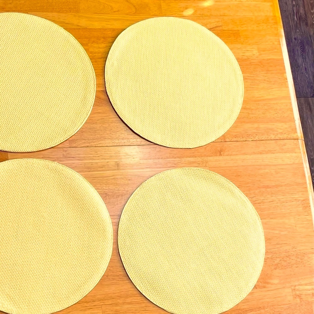 Set of 4 PLACEMATS  Yellow Round 🟡Like New 🌻Spring/Summer 16” each